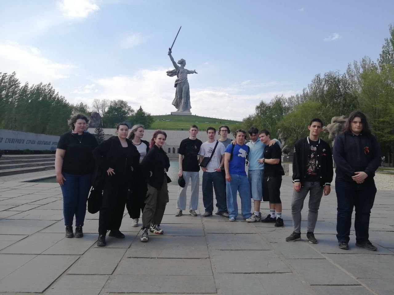 Посещение памятников и возложение цветов студентами ВФ РГУ СоцТех