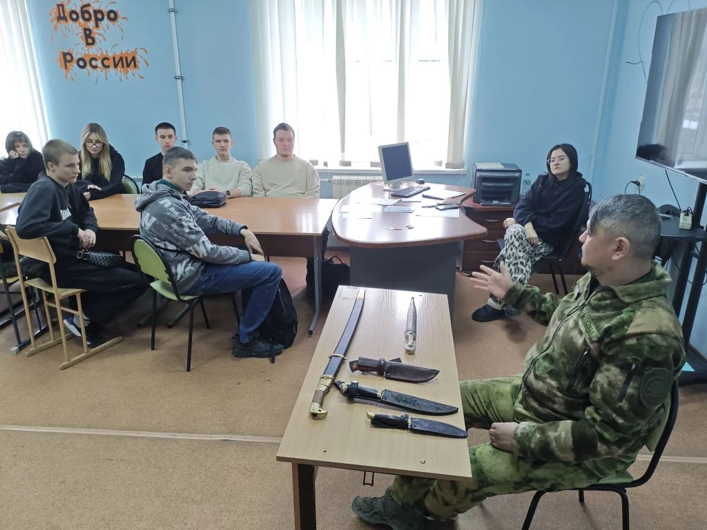 В ВФ РГУ СоцТех прошел мастер-класс по владению холодным оружием от казаков-наставников
