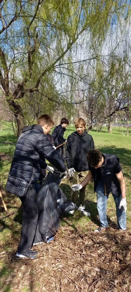 Студенты ВФ РГУ СоцТех навели порядок на улице Титова